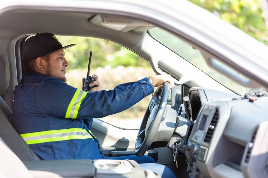 Mașină ridicată din stradă și dusă la service